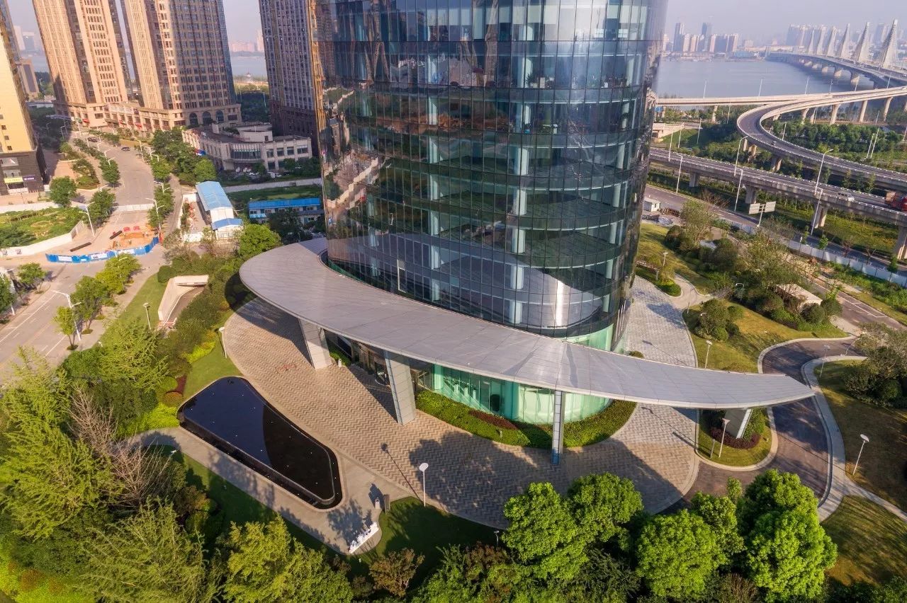 南昌新力中心塔楼直接落地，，，无裙房